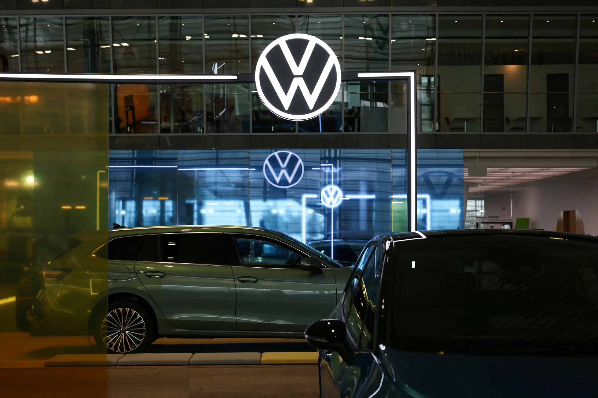 Volkswagen на межі найбільшої перебудови в історії: скорочення до 100 тисяч працівників і ризик закриття заводів викликали шок у Німеччині